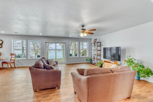 21768 Floyd Lake Dr, Detroit Lakes, MN 56501