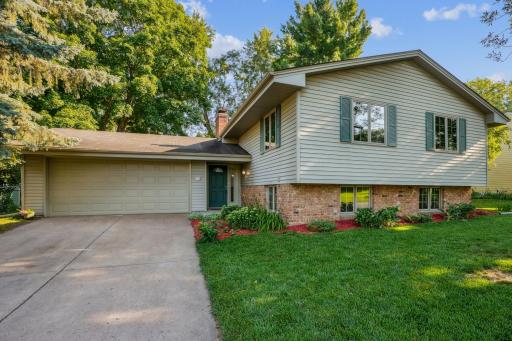 537 Woodhill Drive, Roseville, MN 55113