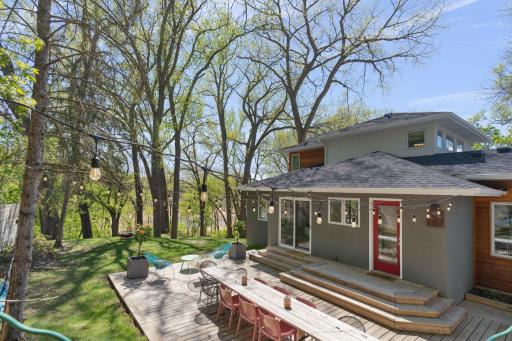 Host memorable get-togethers in this whimsical outdoor setting, surrounded by natureâpicture a peaceful summer night under the stars!