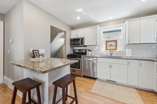 1061 Oxford Street N, Saint Paul, MN 55103
