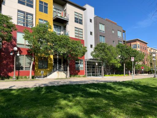 With great walkability and green space right outside your door, you'll love city living at Printer's Row!