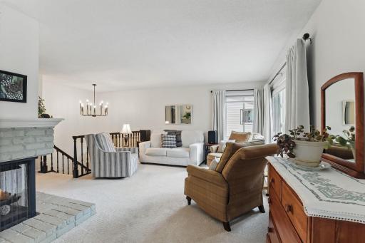 Cozy focal point with a gas fireplaceâperfect for relaxing evenings in the living room.