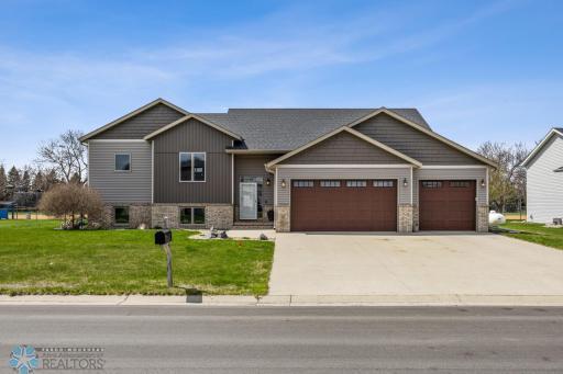 134 Newport Parkway N, Kindred, ND 58051