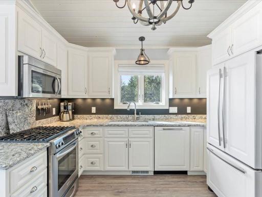 Beach house features a bright full kitchen with ample storage - perfect for prepping meals or storing beach-day snacks!