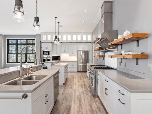 Modern finishes with plenty of counter top space.