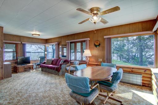 Very open LR/DR space w/stunning lake views!