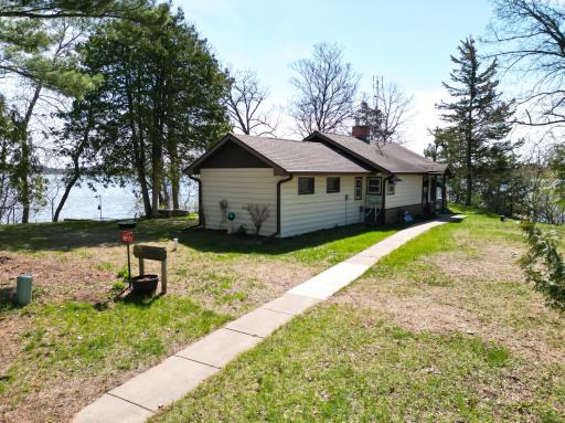 Located on a peninsula know to locals as Bayview Point! Just around the corner from a popular bar and grill and public boatlanding!