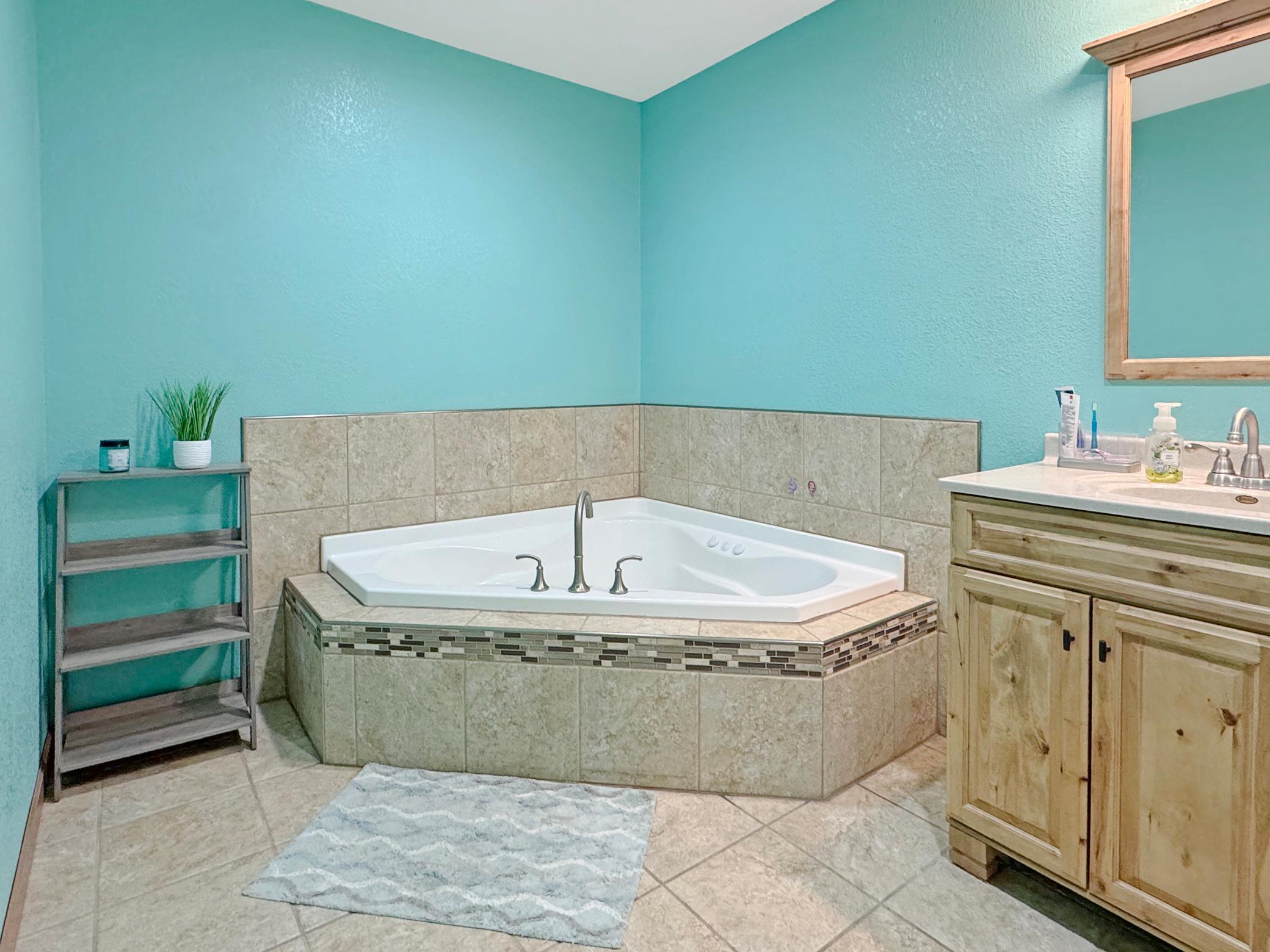 Main floor large bathroom with jacuzzi tub