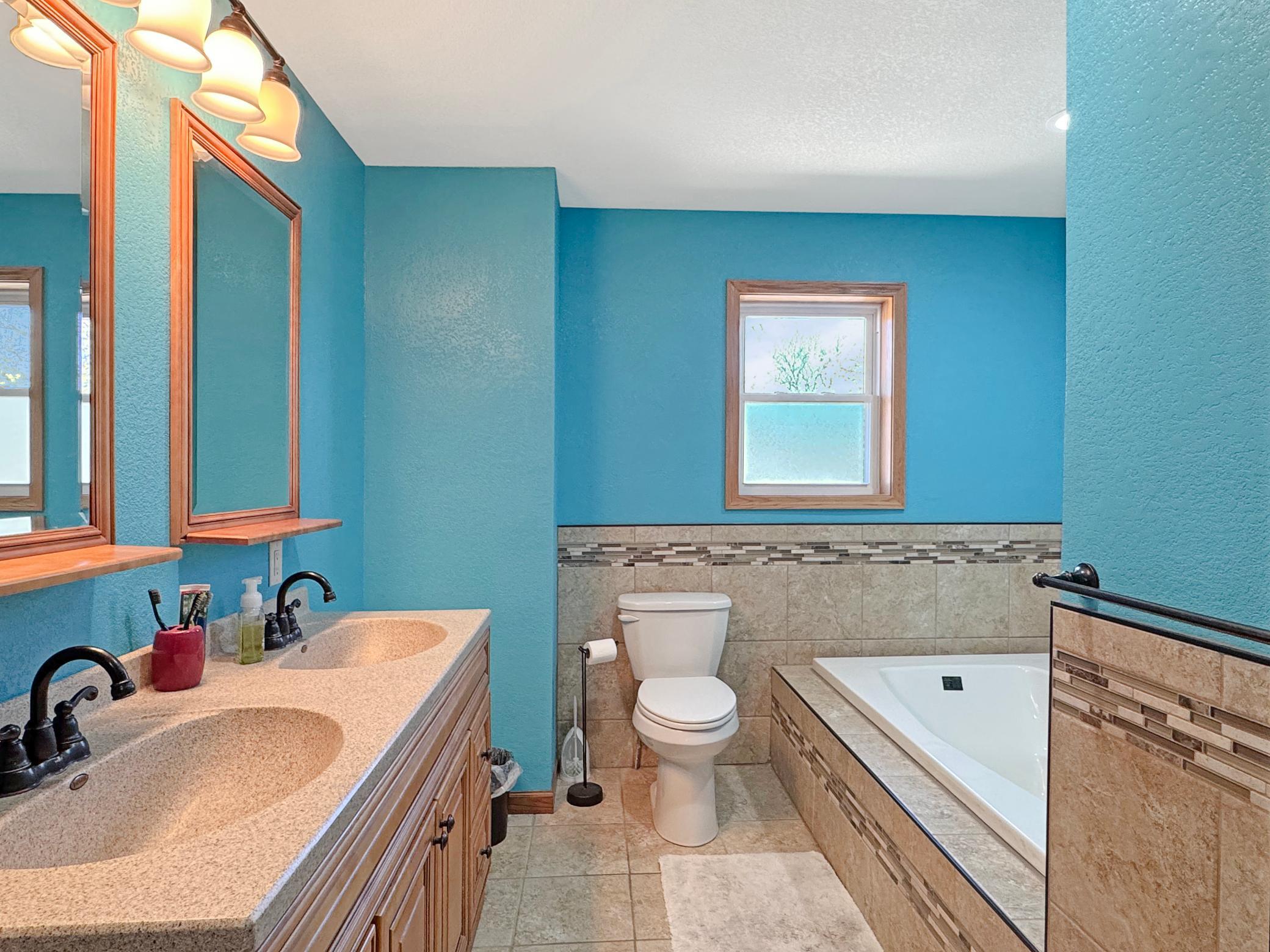 Upstairs large full bathroom