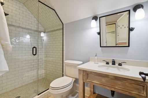 ...Ensuite Bathroom.