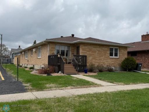 319 5th Street N, Wahpeton, ND 58075