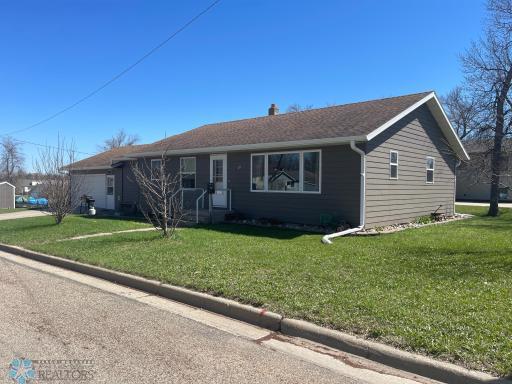 209 11th Avenue W, Lisbon, ND 58054