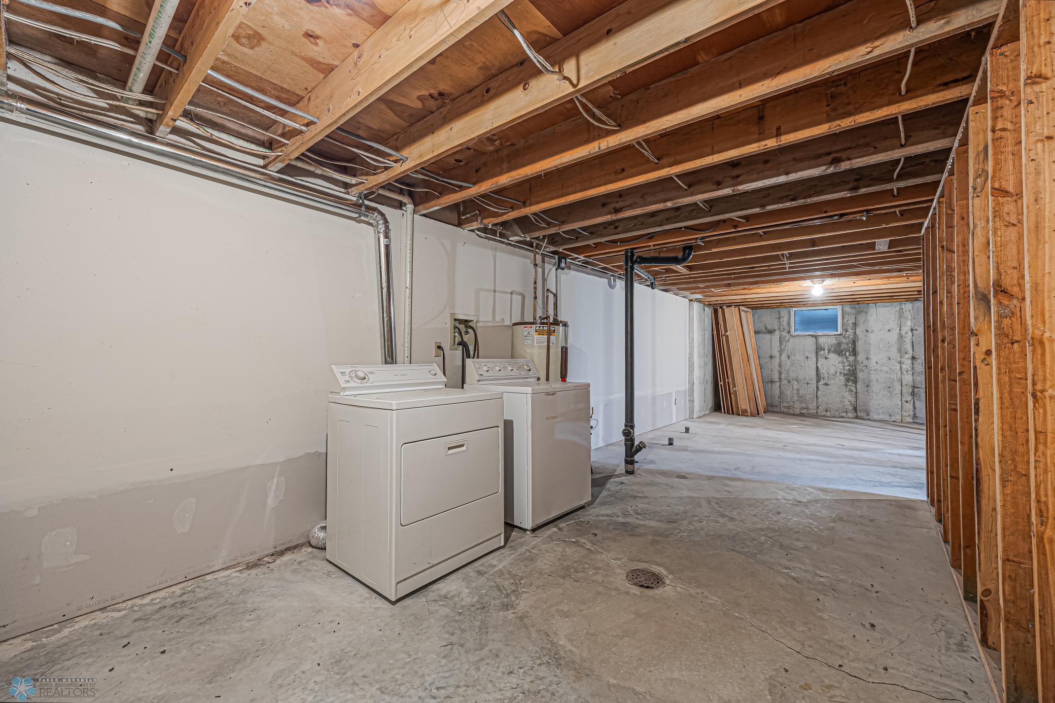 Washer/dryer stay