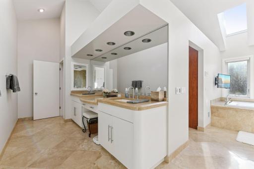 903 Kenwood Parkway, Minneapolis, MN 55403