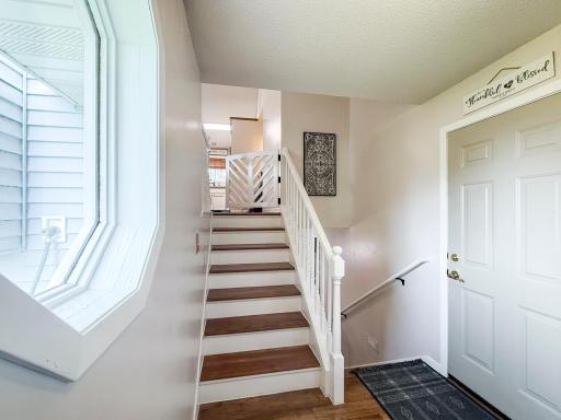 07. Sandra-Reid-Remax-Home-for-Sale-Stewartville-MN-Entryway.jpg