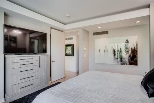 2226 Oakland Road, Hopkins, MN 55305