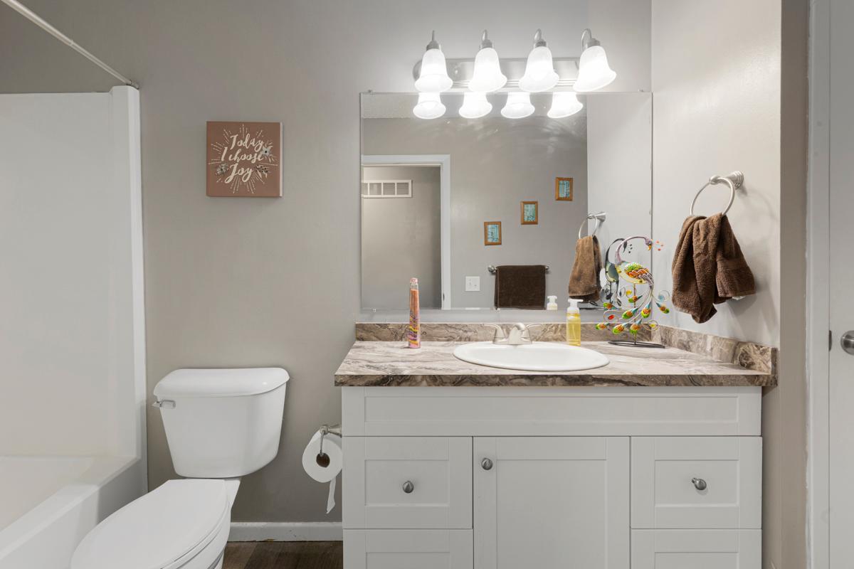 20 Bathroom.jpg
