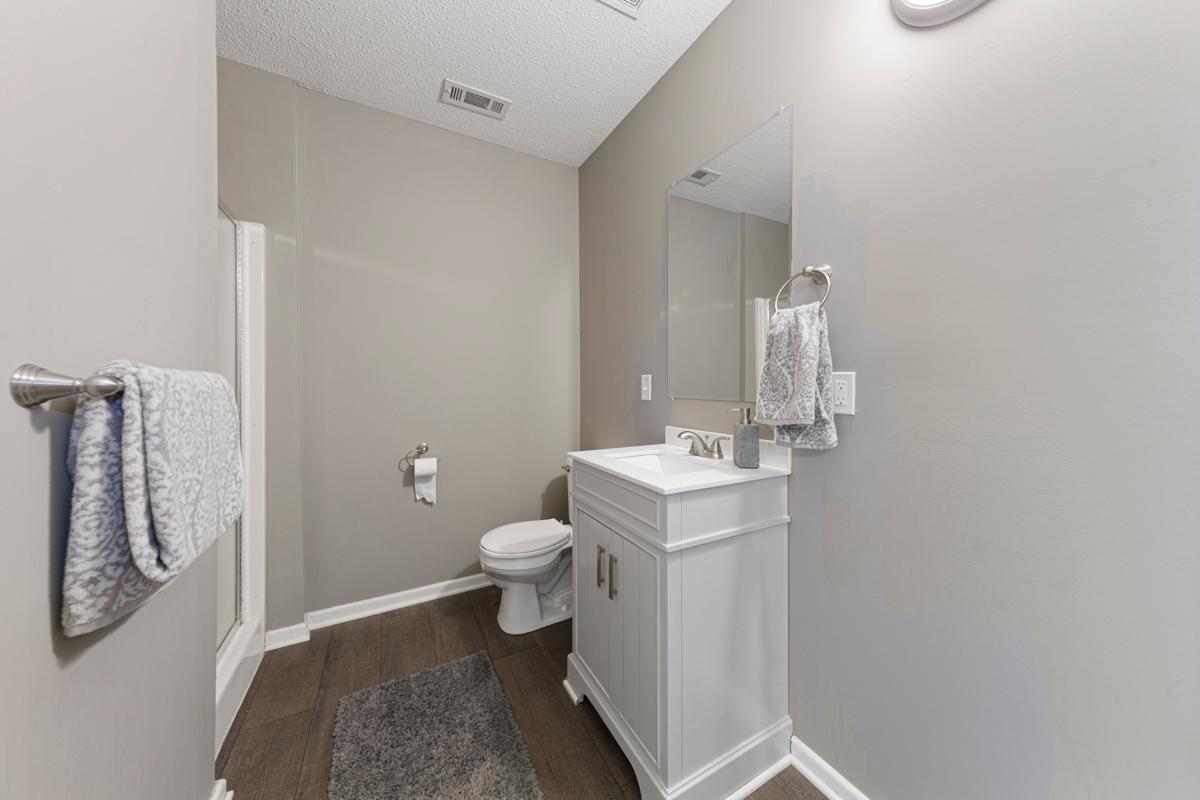 31 Bathroom_lowr.jpg