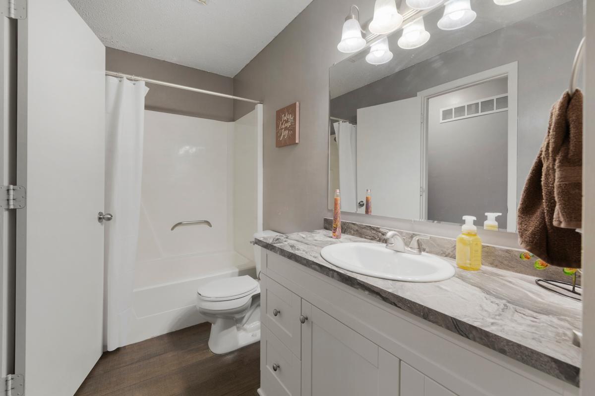 21 Bathroom.jpg