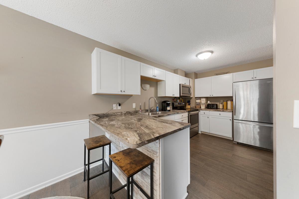 16 Kitchen.jpg