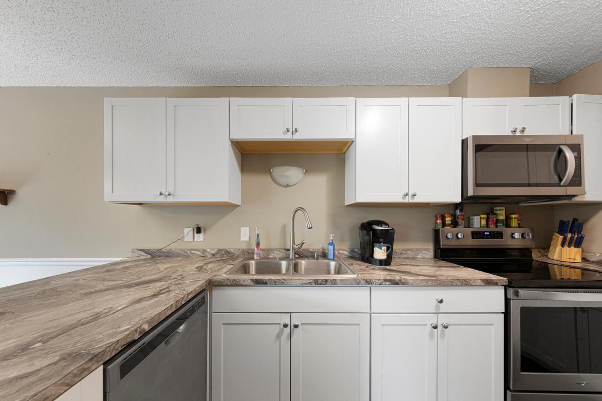 18 Kitchen.jpg