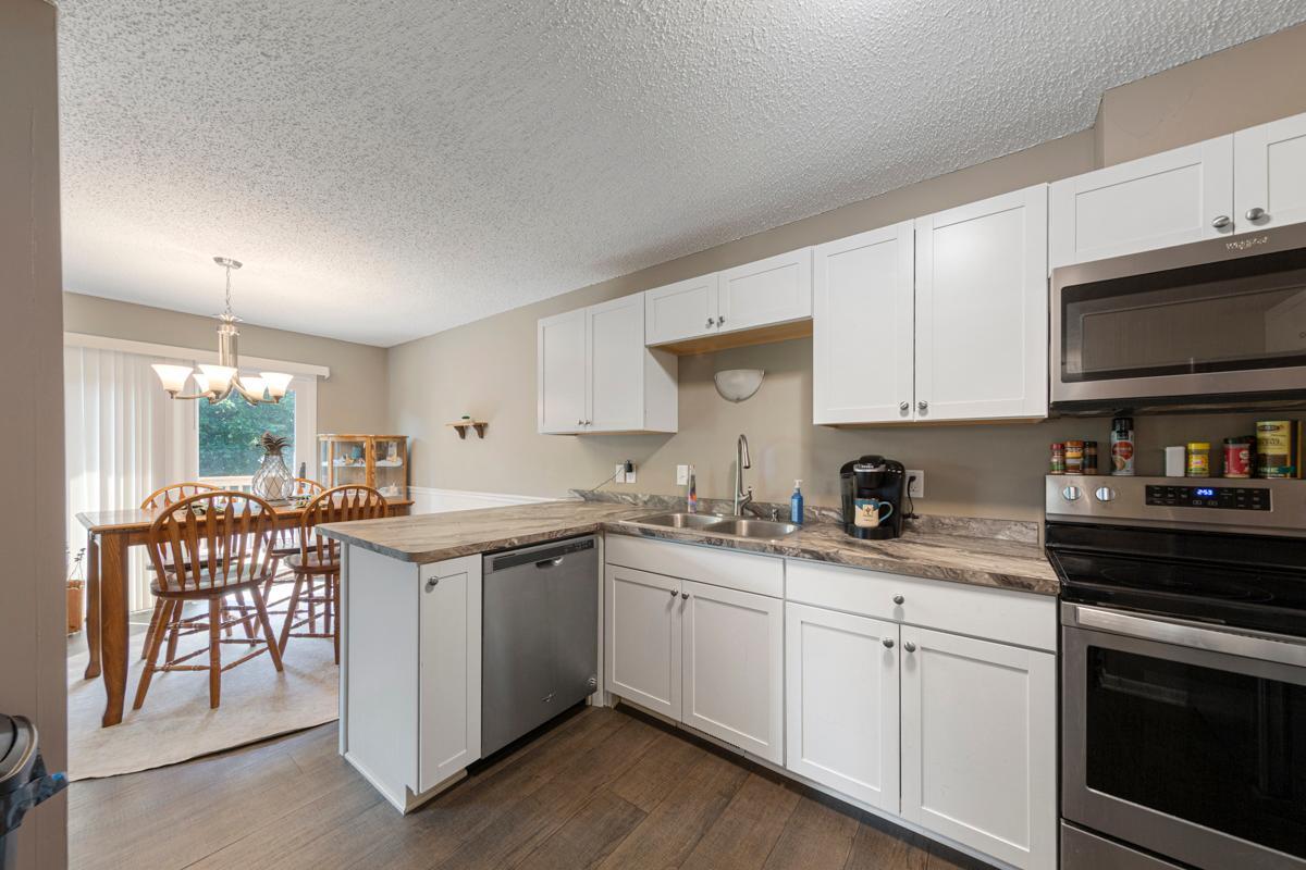 17 Kitchen.jpg