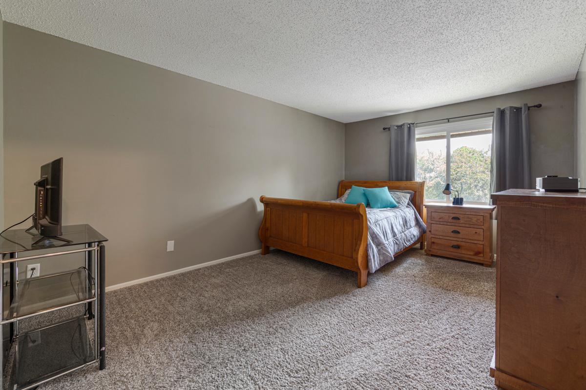 21 Main bedroom.jpg