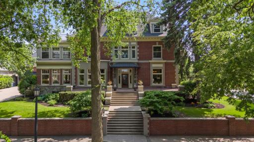 1721 Mount Curve Avenue, Minneapolis, MN 55403