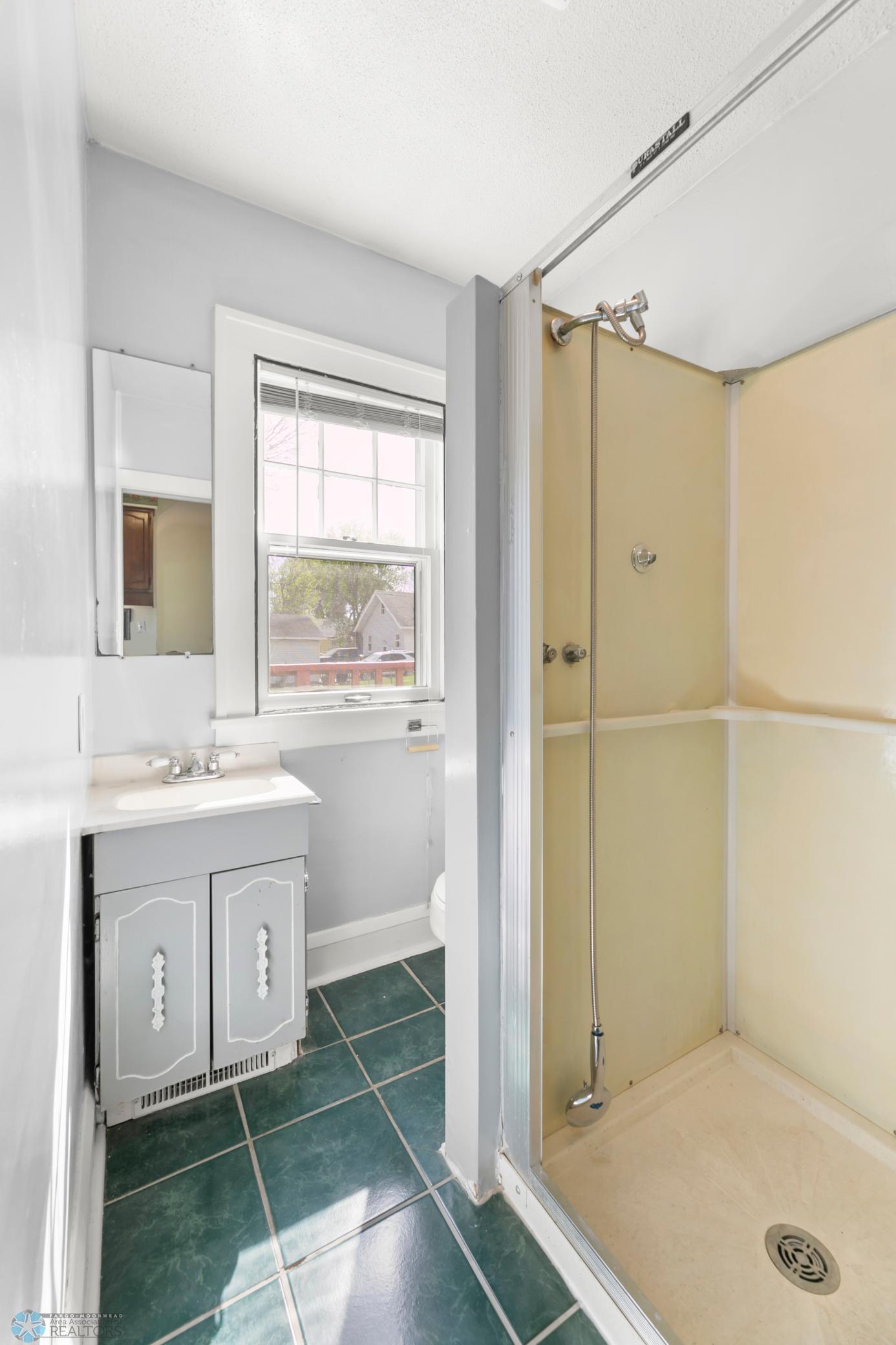 Bathroom 1-3/4 on Main floor