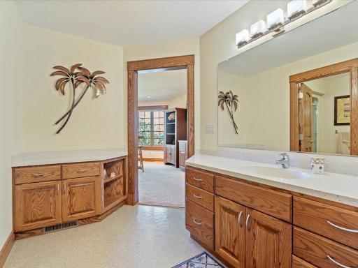 Upper Level Lakeside En Suite Full Bath & Storage w/ walk-in closet