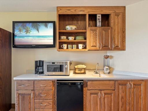 Upper Level Lakeside En Suite- Kitchenette