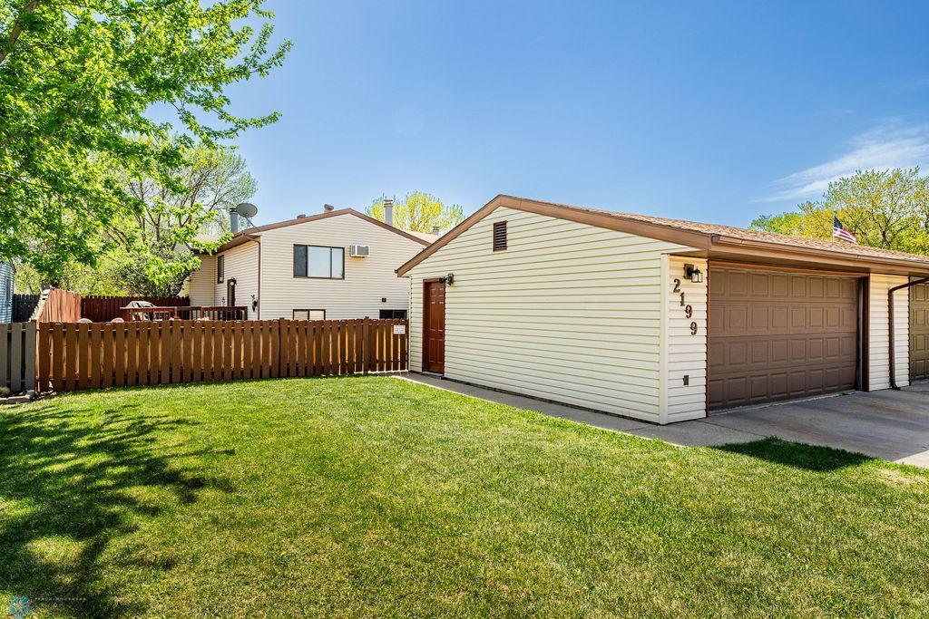 Garage & fenced yard