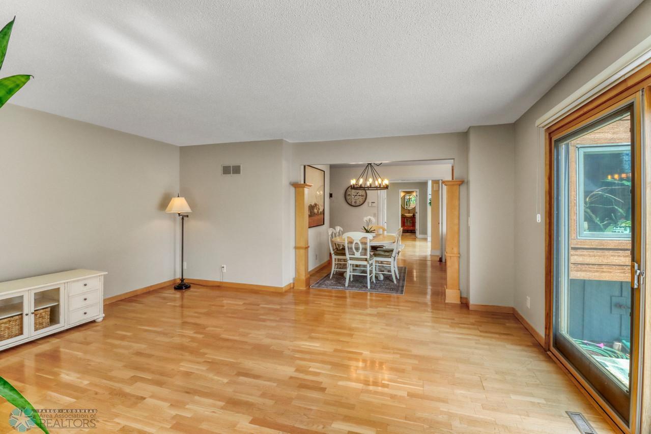 11Familyroom1_1-1280.JPG