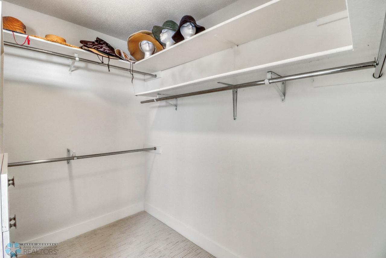 33Primary Closet1_1-1280.JPG