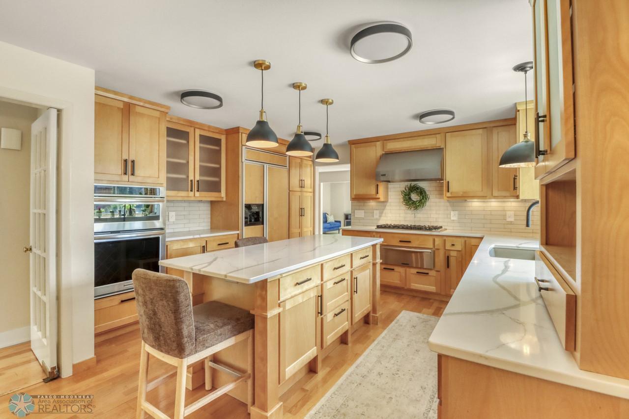 17Kitchen1_1-1280.JPG