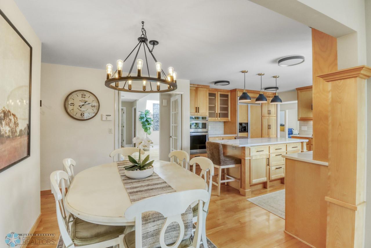 16Kitchen 1_1-1280.JPG
