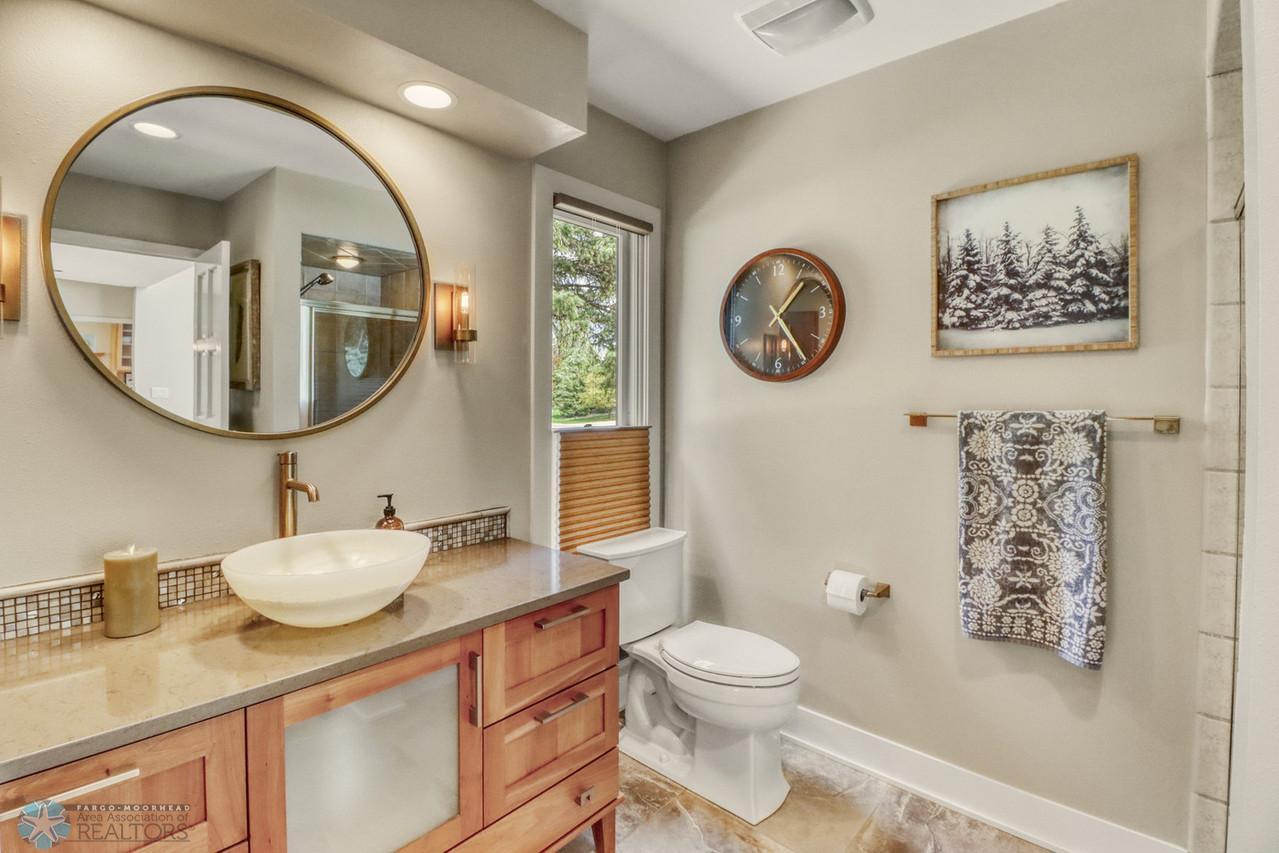 39Bathroom1_0-1280.JPG
