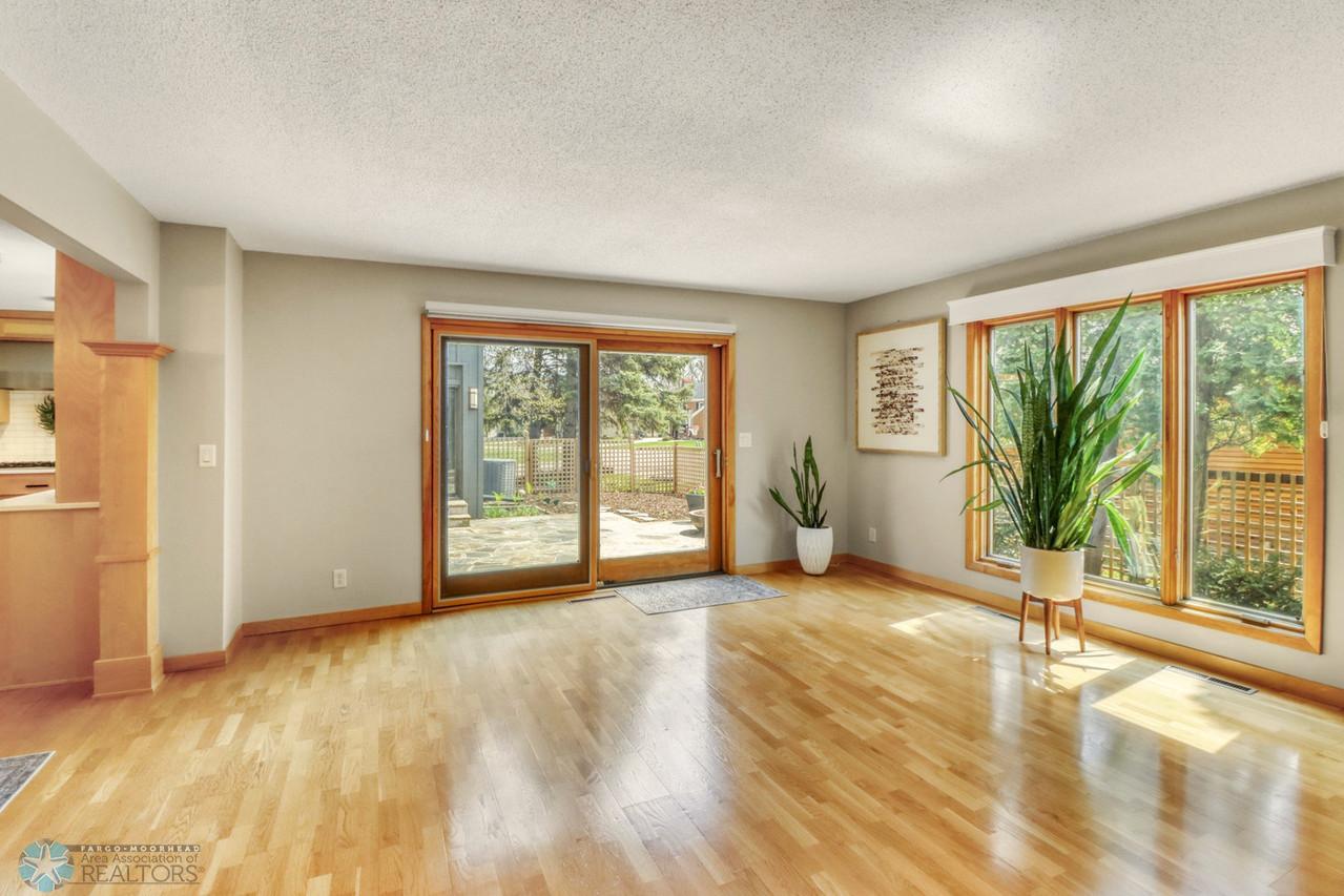 12Familyroom1_3-1280.JPG