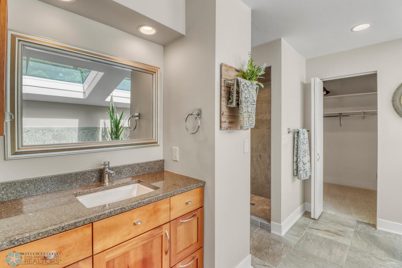 32Primary Bathroom1_1-1280.JPG
