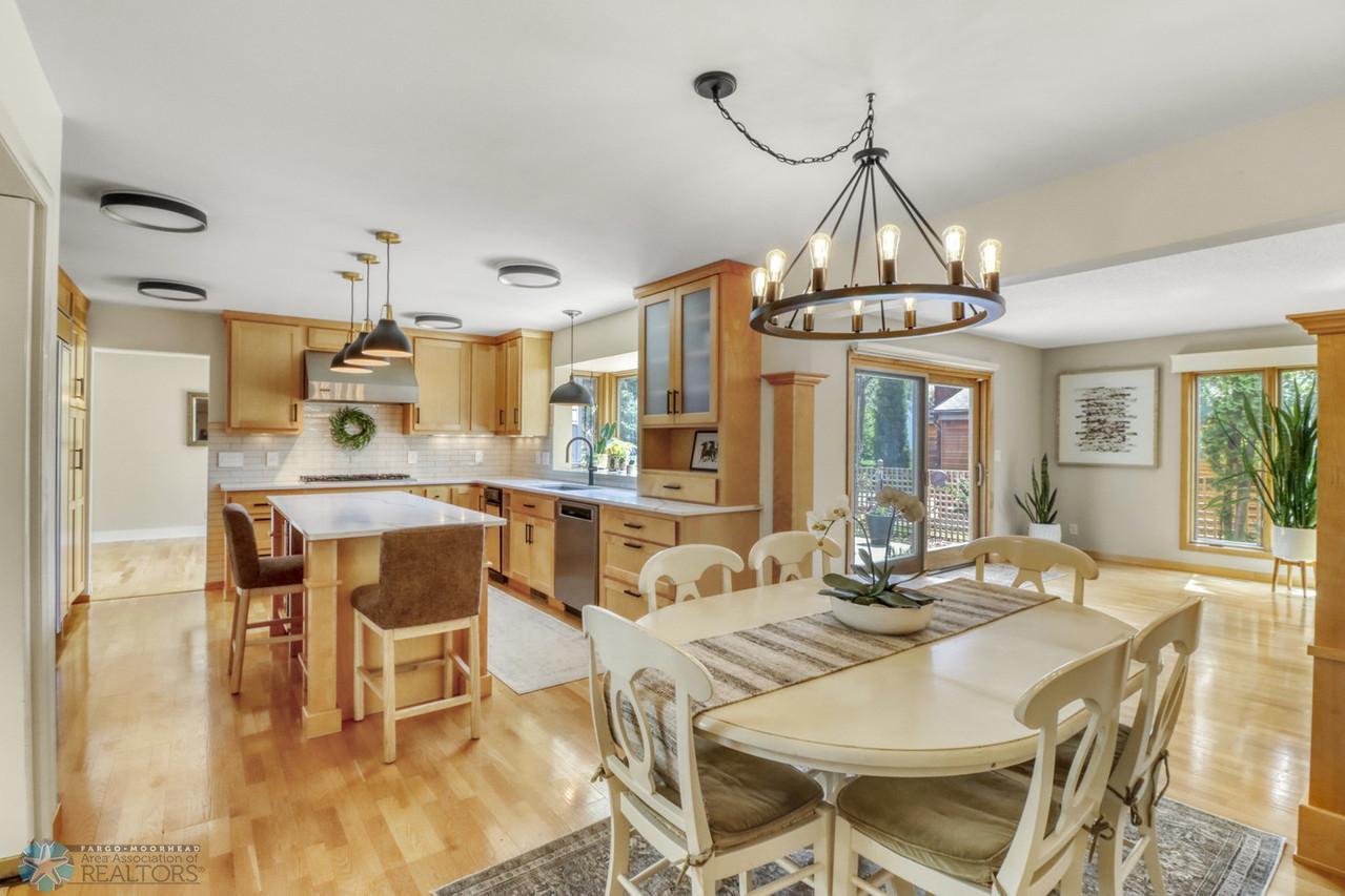 10Kitchen1_0-1280.JPG
