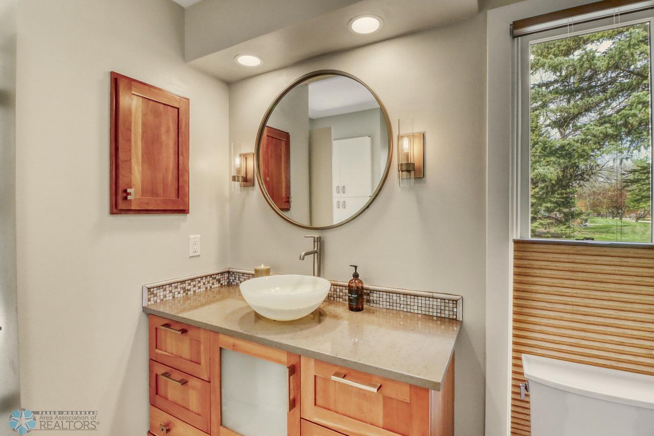 40Bathroom1_1-1280.JPG