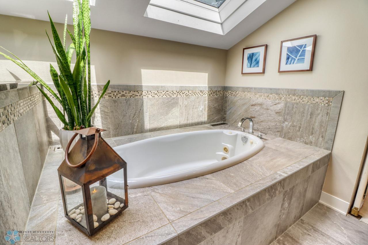 32Primary Bathroom1_2-1280.JPG