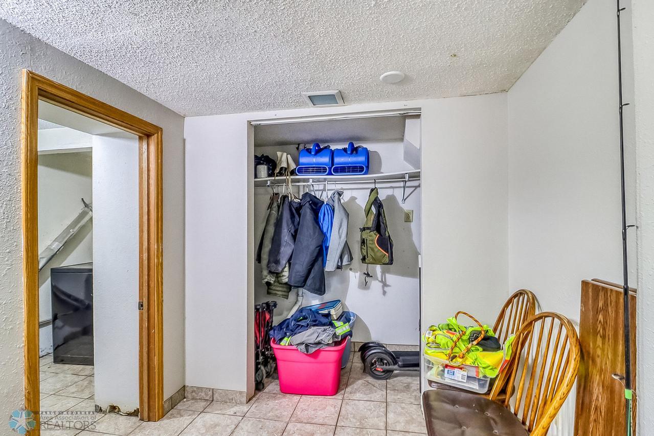 27Basement Bedroom1_2-1280.jpg