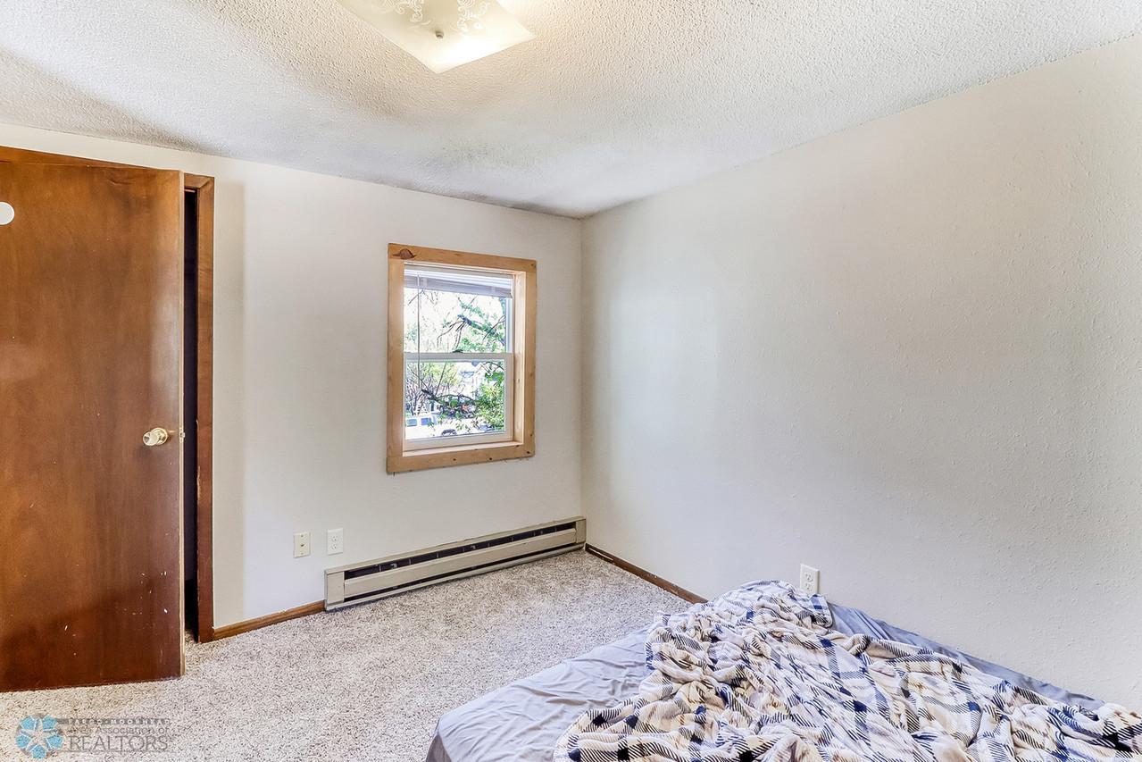 15Upstairs Bedroom1_2-1280.jpg