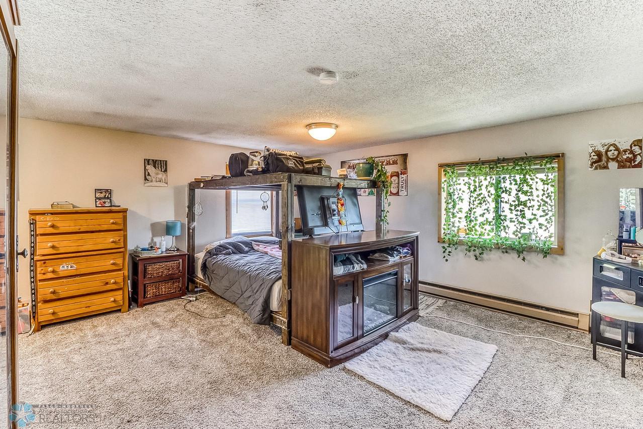 16Primary Bedroom1_1-1280.jpg