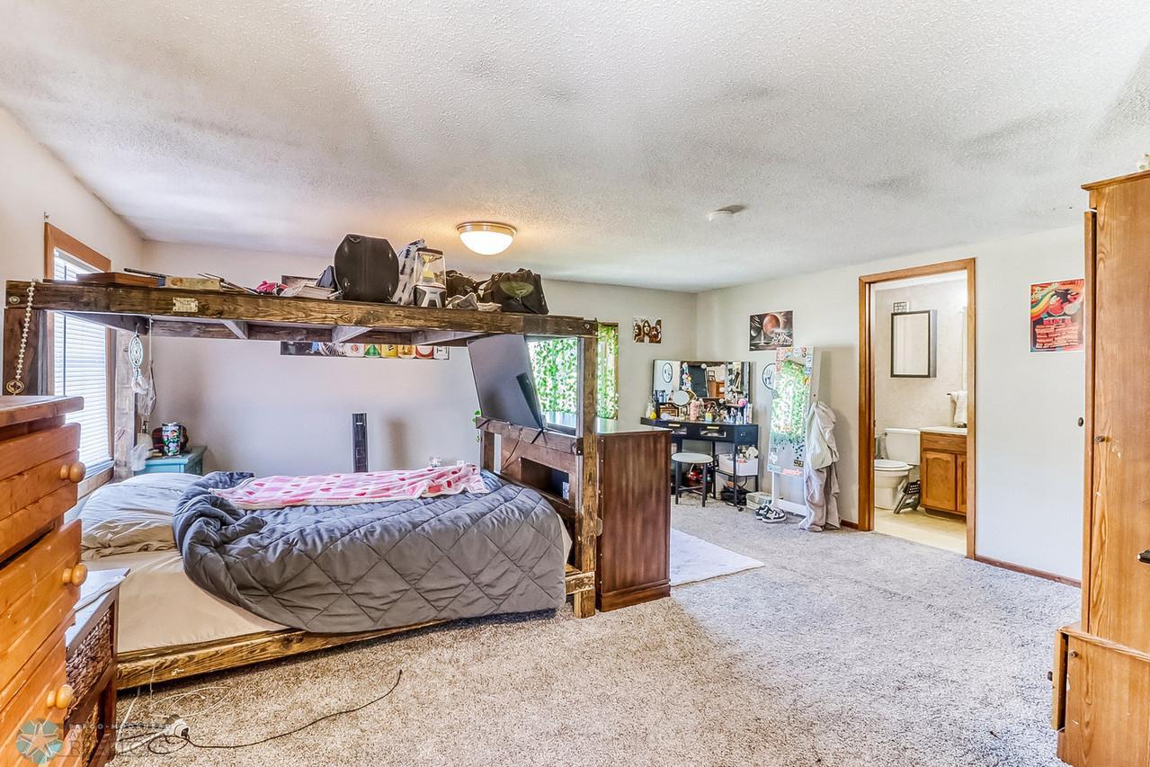 17Primary Bedroom1_2-1280.jpg