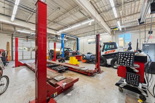 4508 interior work space with 3 drive in doors.jpg