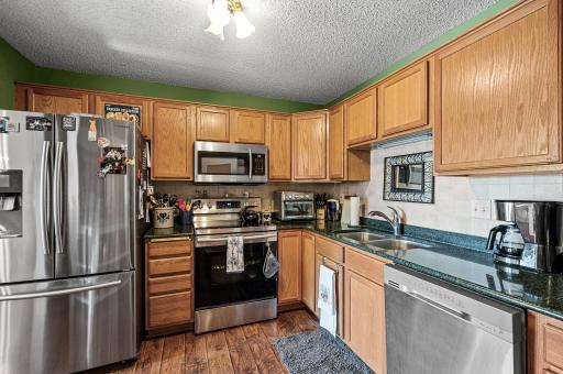 Fantastic Kitchen w SS Appliances & Granite Countertops