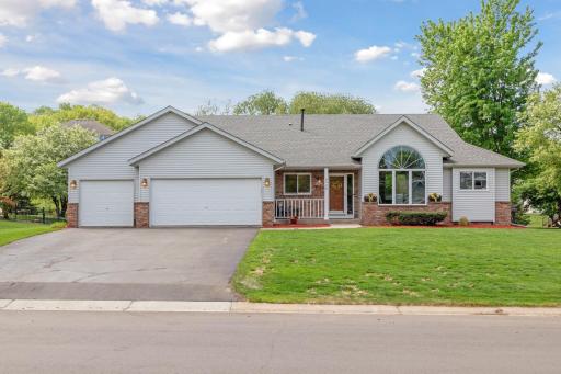 Welcome to 9922 166th Street West in the Greenwood Estates neighborhood of Lakeville.