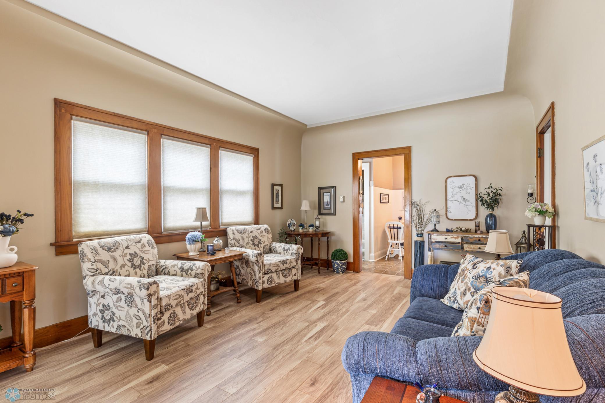 Main Floor Living Room-9' ceilings